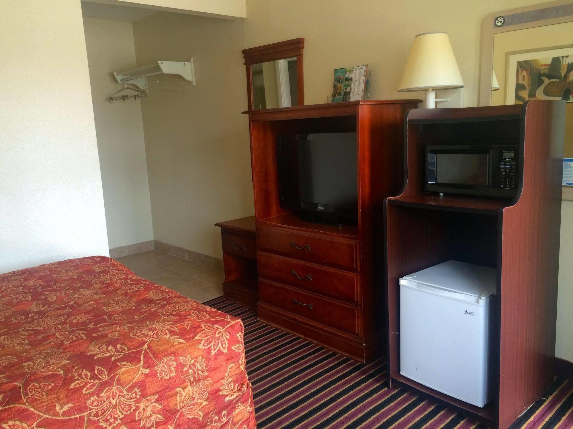 Carpet Inn Opelika Dış mekan fotoğraf